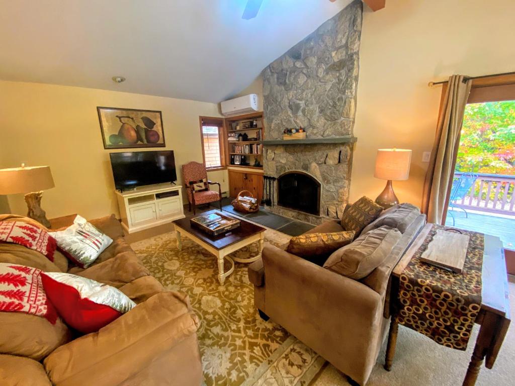 O1 Slopeside Bretton Woods cottage with AC large patio and private yard! Walk to slopes! - image 3