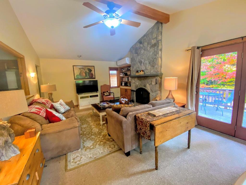 O1 Slopeside Bretton Woods cottage with AC large patio and private yard! Walk to slopes! - image 4