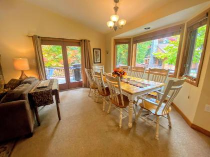 O1 Slopeside Bretton Woods cottage with AC large patio and private yard! Walk to slopes! - image 5