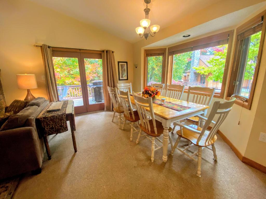 O1 Slopeside Bretton Woods cottage with AC large patio and private yard! Walk to slopes! - image 5