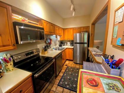 O1 Slopeside Bretton Woods cottage with AC large patio and private yard! Walk to slopes! - image 7