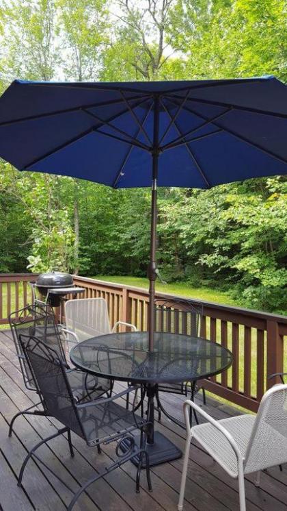 O1 Slopeside Bretton Woods cottage with AC large patio and private yard! Walk to slopes! - image 8