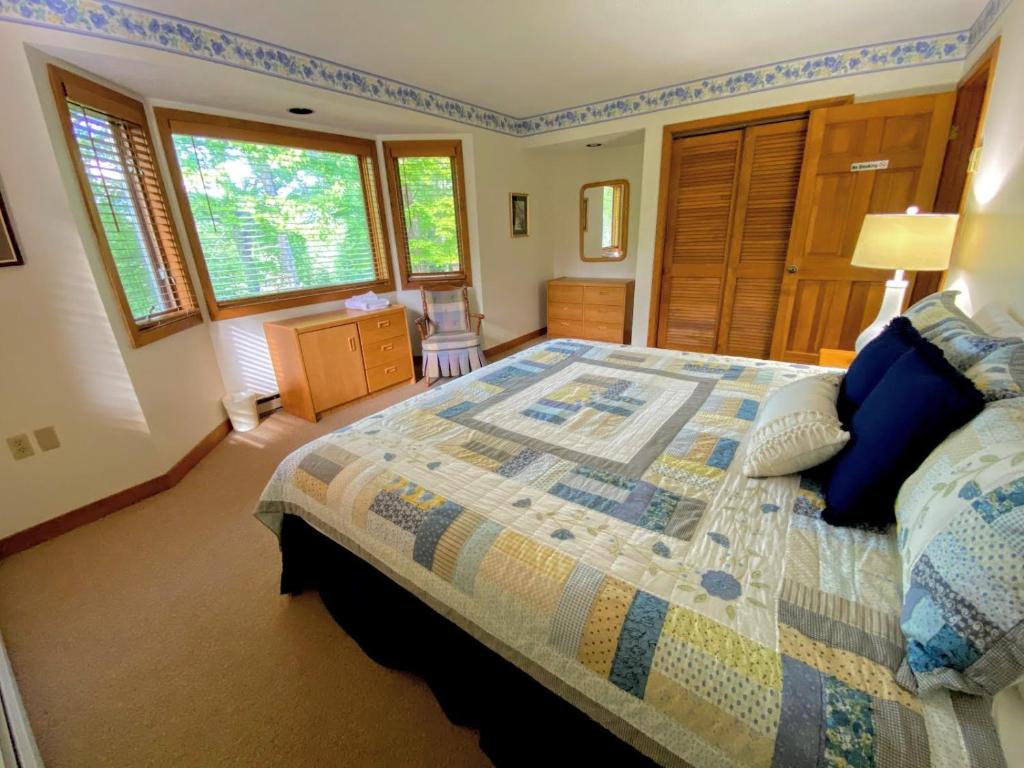 O2 Comfortable Forest Cottage home great for kids with lots of yard space Walk to the ski slopes - image 3