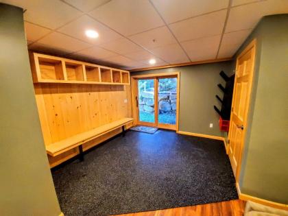 O6 Newly renovated with high class upgrades! Great ski access boot warmer ski rack yard AC! - image 9