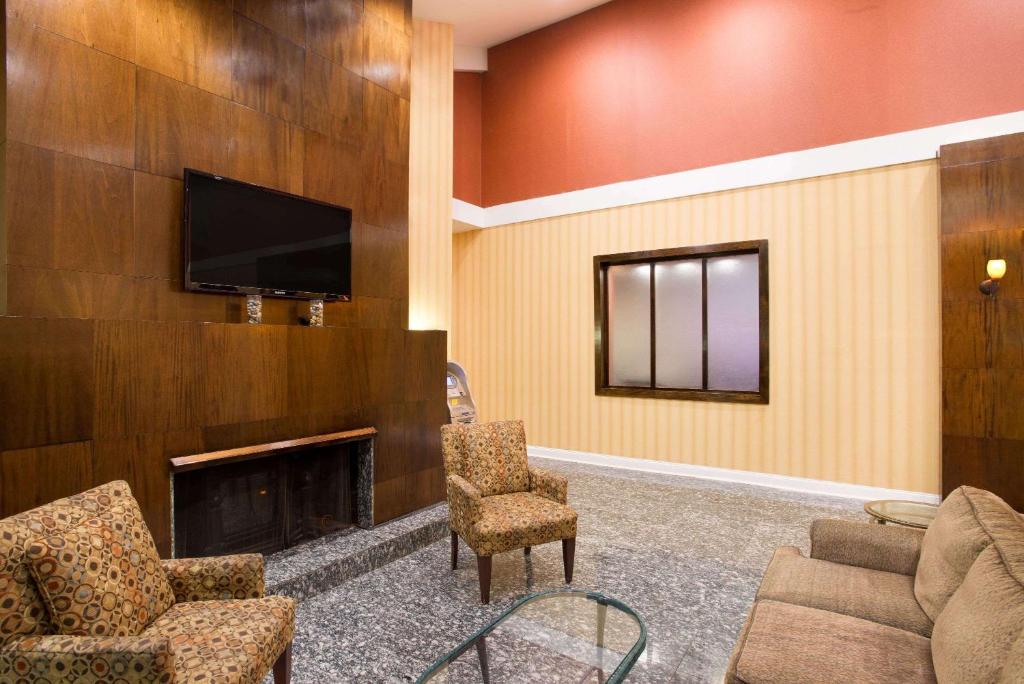 Ramada by Wyndham Whitehall/Allentown - image 4