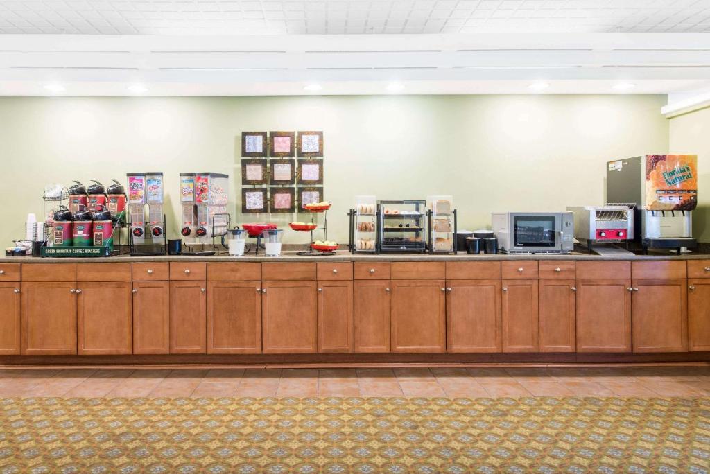 Ramada by Wyndham Whitehall/Allentown - image 5