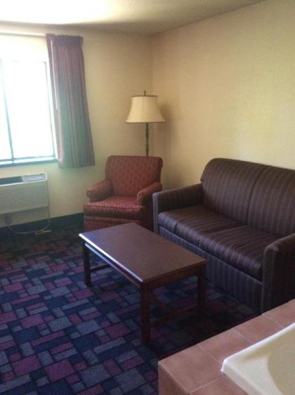 Rodeway Inn - image 11