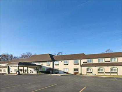 Econo Lodge - image 2