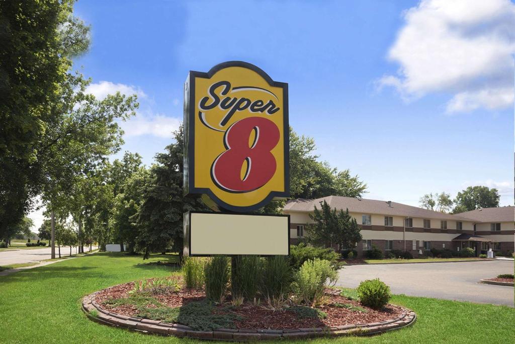 Super 8 by Wyndham Whitewater WI - main image