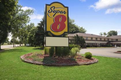 Super 8 by Wyndham Whitewater WI - image 13