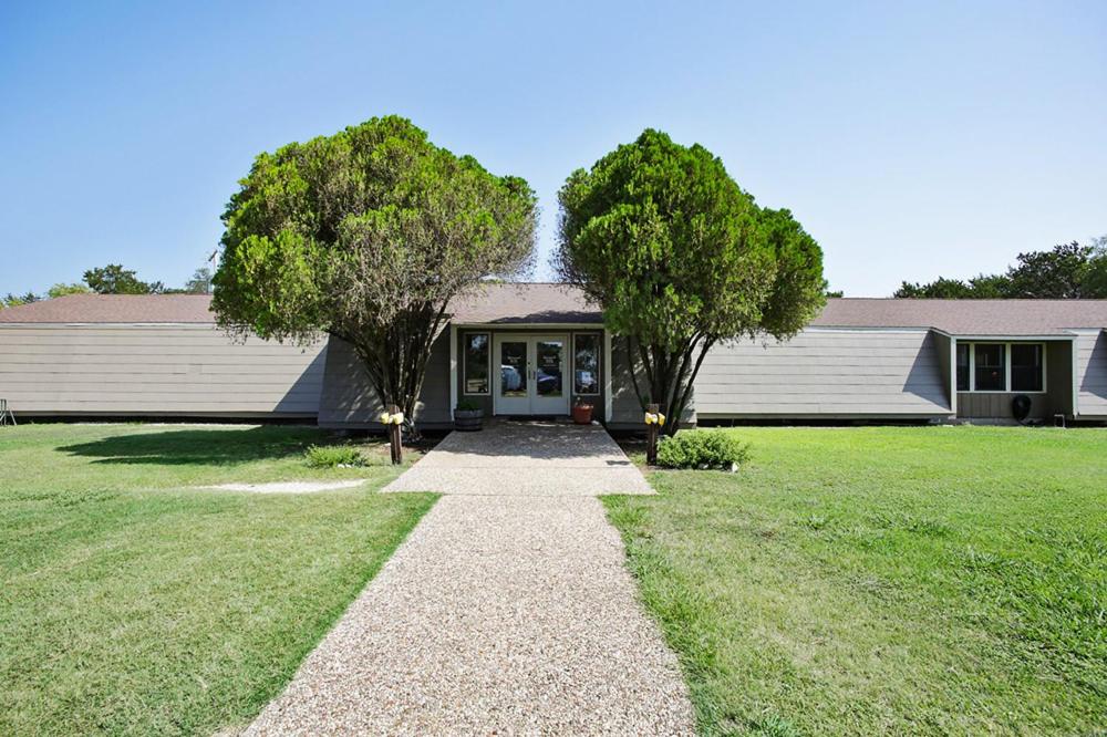 Lake Whitney Camping Resort Ramp Cabin 4 - image 6