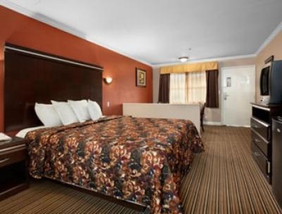 Travelodge by Wyndham Whittier - image 6