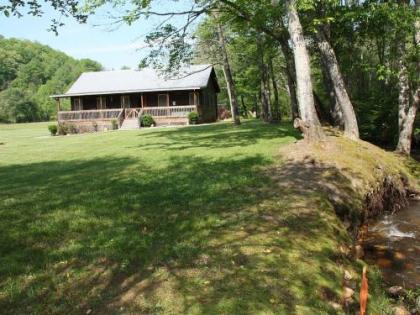 Climbing Bear Creekside Cabin North Carolina