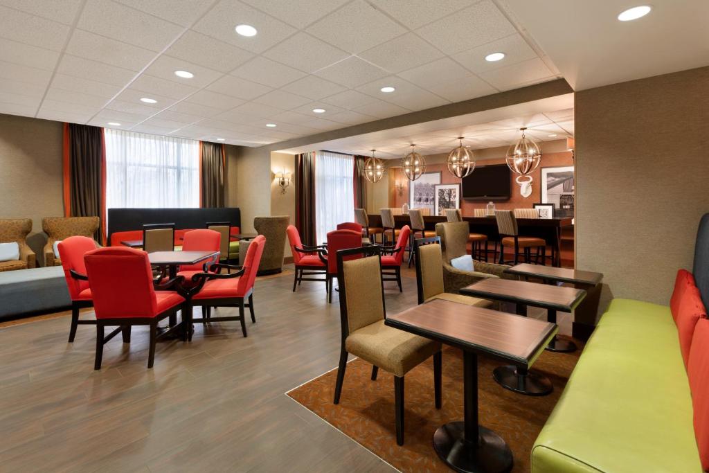 Hampton Inn Wichita Falls-Sikes Senter Mall - image 6