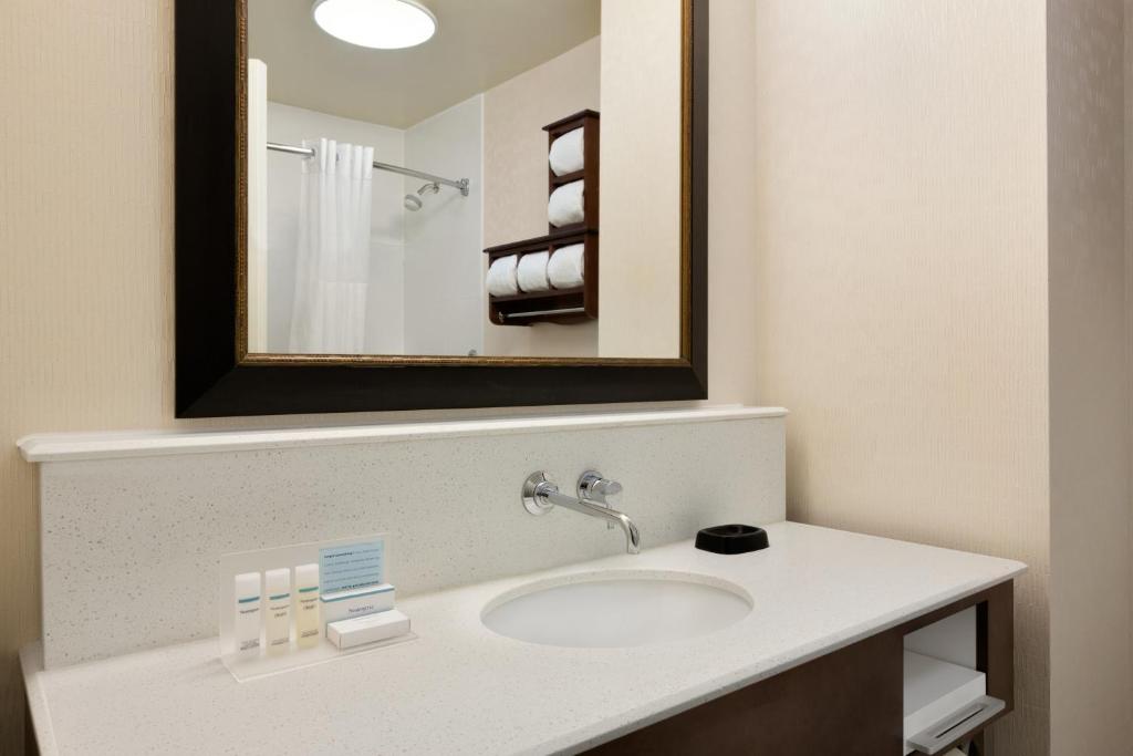 Hampton Inn Wichita Falls-Sikes Senter Mall - image 7