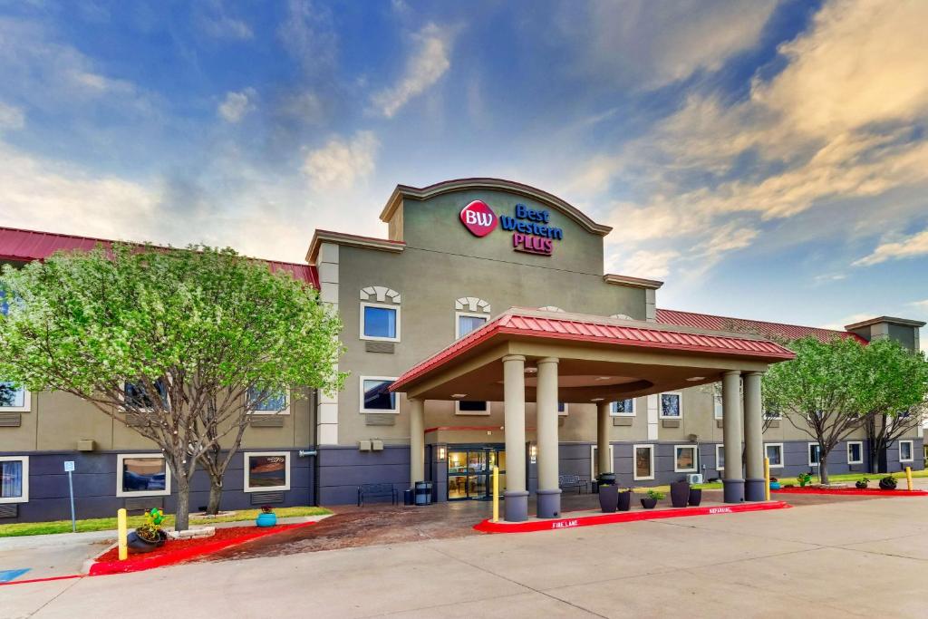 Best Western PLUS University Inn & Suites - image 2