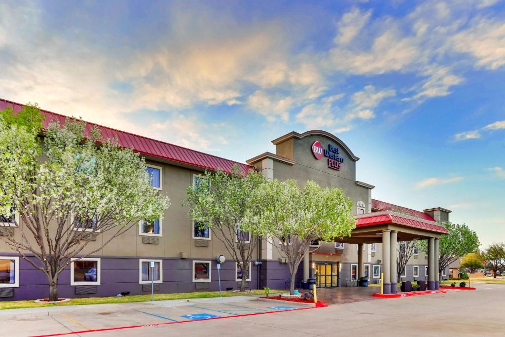 Best Western PLUS University Inn & Suites - image 5