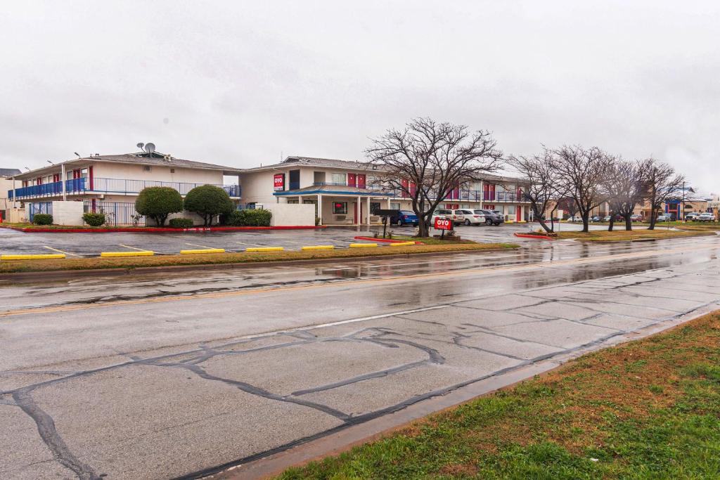 OYO Hotel Wichita Falls I-44 at Maurine St - image 4