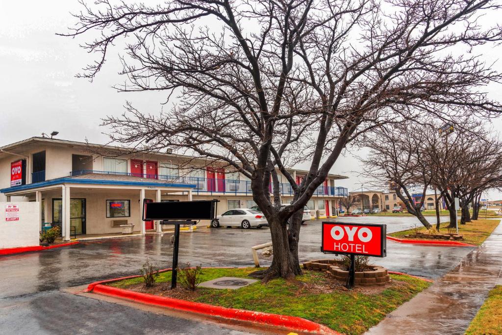 OYO Hotel Wichita Falls I-44 at Maurine St - image 5