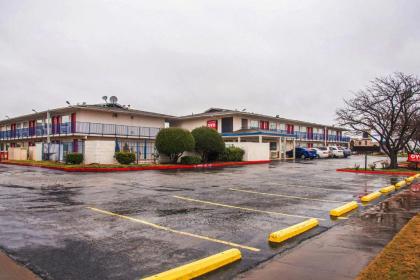 OYO Hotel Wichita Falls I-44 at Maurine St - image 6