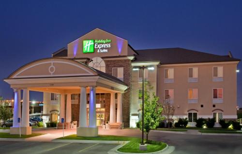 Holiday Inn Express Hotel & Suites Wichita Airport an IHG Hotel - main image