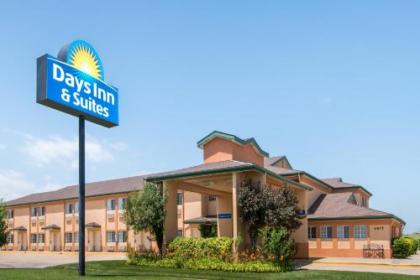 Days Inn & Suites by Wyndham Wichita - image 2