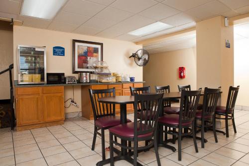 Sky Palace Inn & Suites Wichita North - image 3