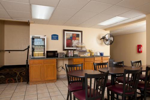 Sky Palace Inn & Suites Wichita North - image 4