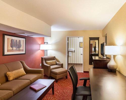 Comfort Suites Airport Wichita - image 2