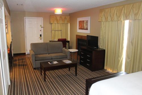 Hawthorn Suites Wichita East - image 3