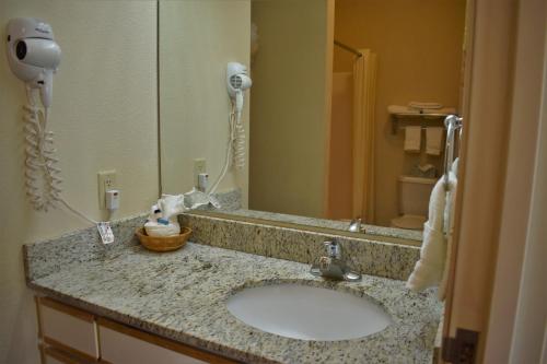 Baymont by Wyndham Wichita East - image 5