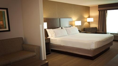 Holiday Inn Express Hotel & Suites Wichita Northeast an IHG Hotel - image 2