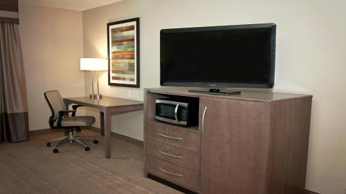 Holiday Inn Express Hotel & Suites Wichita Northeast an IHG Hotel - image 3