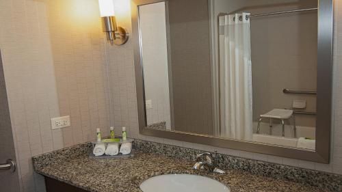 Holiday Inn Express Hotel & Suites Wichita Northeast an IHG Hotel - image 4