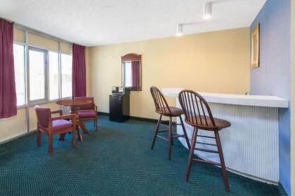 Blue Way Inn & Suites Wichita East - image 16