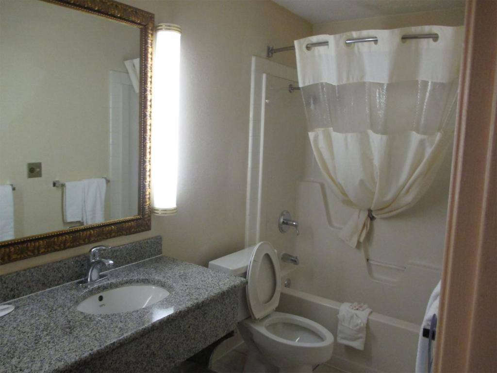 Blue Way Inn & Suites Wichita East - image 6