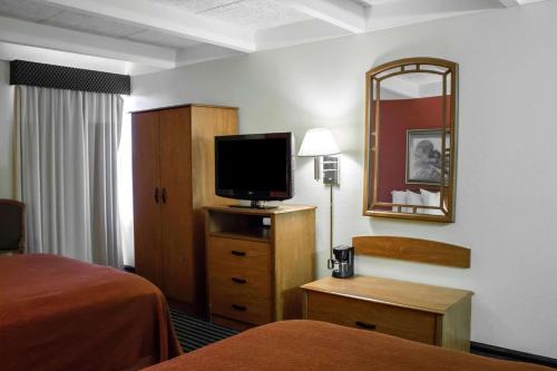 Econo Lodge Wickliffe - Cleveland East - image 2