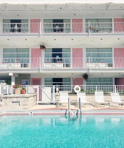 Pink Champagne Motel - image 2