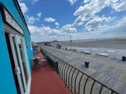 Affordable beachfront Apartment with balcony Sleeps 8 Wildwood