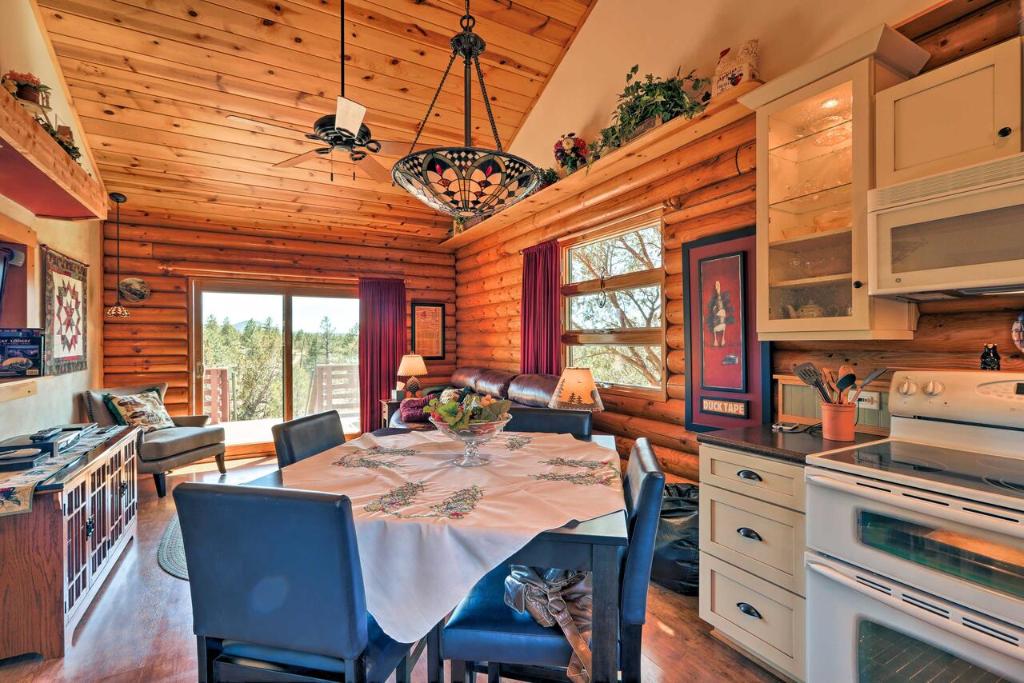 5-Star Log Cabin Quaint and Cozy near Grand Canyon - main image