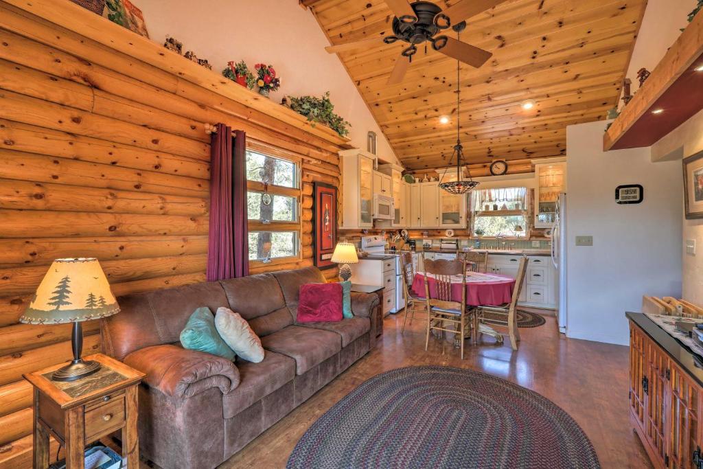 5-Star Log Cabin Quaint and Cozy near Grand Canyon - image 3