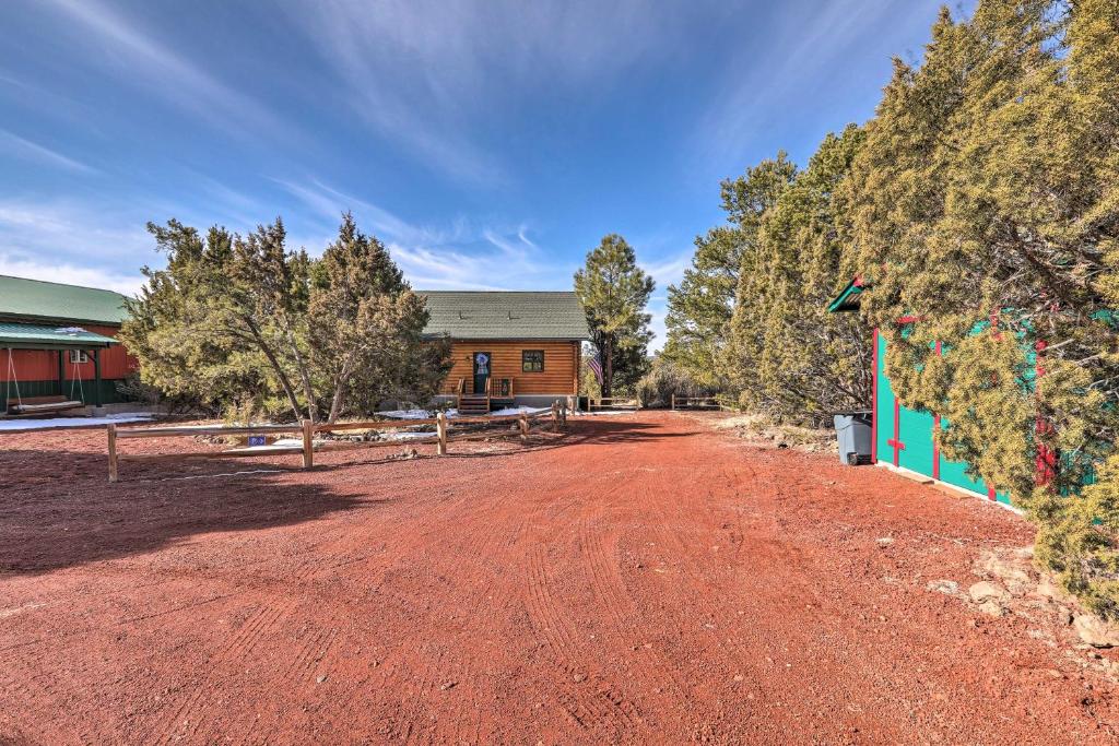 5-Star Log Cabin Quaint and Cozy near Grand Canyon - image 4