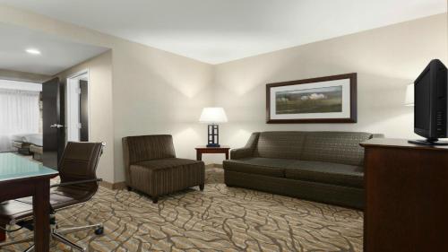 Holiday Inn Hotel & Suites Gateway an IHG Hotel - image 3