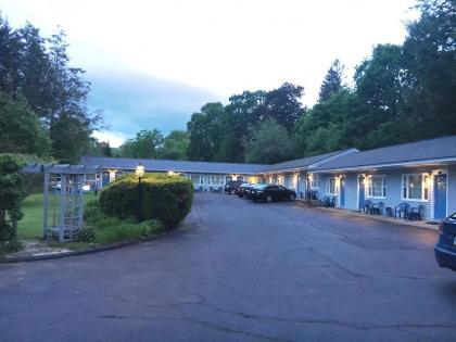 Maple Terrace Motel - image 12