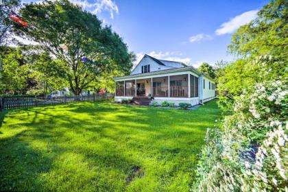 Peaceful Family Home with Fire Pit and Large Yard - image 3