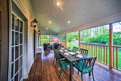 Peaceful Family Home with Fire Pit and Large Yard - image 8