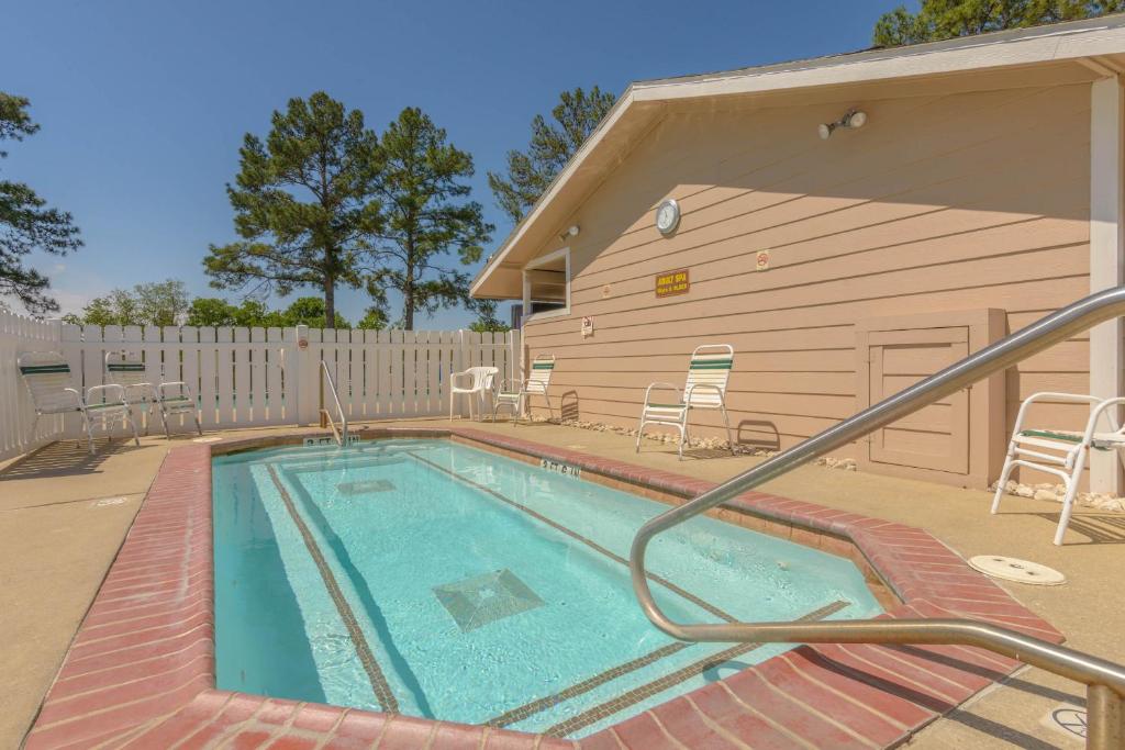 Lake Conroe One-Bedroom Cabin 3 - image 6