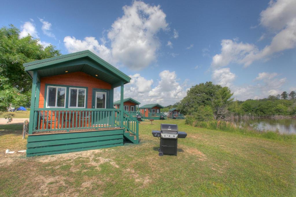 Lake Conroe Queen Studio Cabin 5 - main image