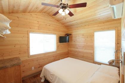 Lake Conroe Two-Bedroom Cabin 13 - image 10