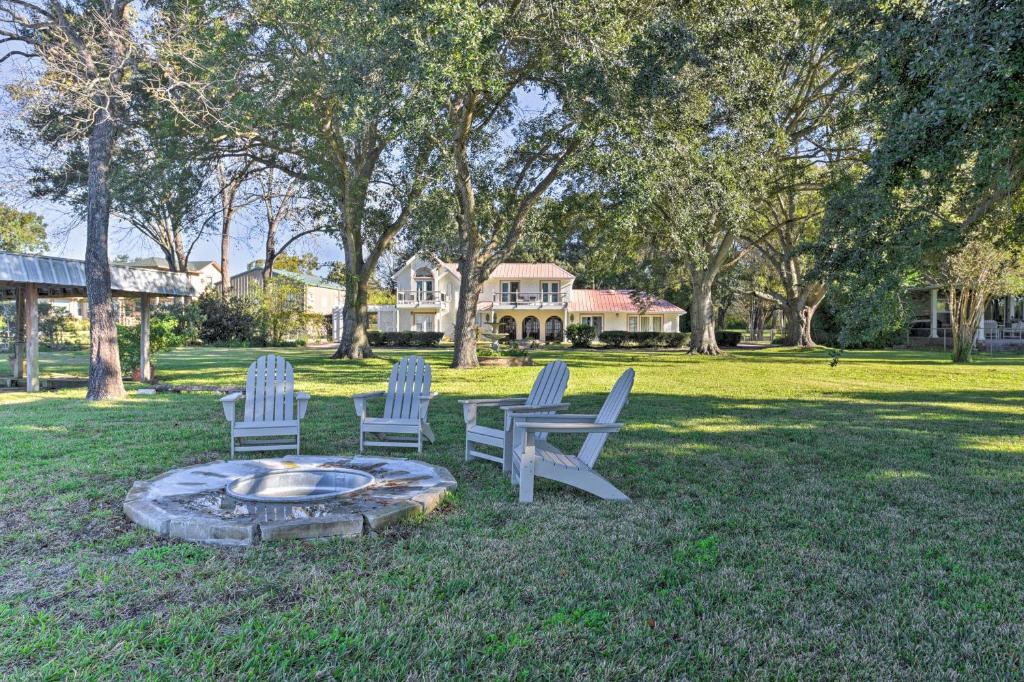 Modern Lake Conroe House with Lakefront Park and Deck! - main image